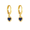 Detailansicht goldener Creolen mit tiefblauen, herzförmigen Zirkonia-Anhängern - Blau