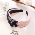 Gestreepte stoffen haarband met strikknoop en strassteentjes op een luxe achtergrond - Marineblauw + Roze Strepen