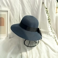 Detailstruktur eines dunkelblauen Strohhuts mit eleganter schwarzer Schleifenverzierung - Navyblau (Erwachsene)