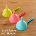Set di 3 piccoli imbuti da cucina con manico lungo nei colori giallo, rosa e azzurro - Plastica / Taglia Piccola Con Manico / Colore Casuale