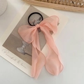Rosa Spitzen-Haargummi mit langer Schleife und feiner Textur auf dekorativer Karte - Koreanisches Rosa