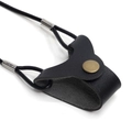 Dettaglio cordino per occhiali in pelle nera con bottone a pressione in ottone e anello - Nero
