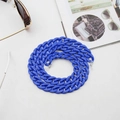 Dettaglio catena per occhiali in acrilico blu Klein con maglie spesse e asole - Blu