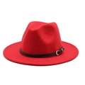 Detalle de sombrero fedora rojo de lana con banda de cuero y hebilla dorada - M (55-58cm) / Rojo