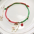 Pulsera tejida de Navidad con cordones rojo verde y colgante de reno en un plato blanco - Estilo Ciervo de Esmalte Blanco