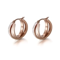 Elegante Ohrringe aus Roségold mit drei Reifen und Mikro-Zirkonia auf weißem Hintergrund - Dreifach verschlungener Ring mit Strasssteinen / Roségold (KE84268-KSP)