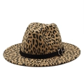 Detail eines Fedora-Huts mit Leopardenmuster, schwarzem Dekoband und silberner Metallschnalle - M (56-59cm) / Hellorange
