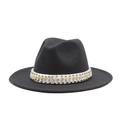Dettaglio del nastro di raso bianco con strass luccicanti su cappello fedora in lana nera - M (55-58cm) / Nero