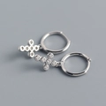 Foto macro de mini aros con cruz en plata de ley S925 y circonitas brillantes para mujer - Plata 925 / Oro Blanco (Par)