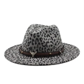 Cappello fedora leopardato grigio con fascia in pelle borchiata e ciondolo a teschio - M (56-59cm) / grigio scuro