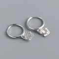 Detailaufnahme der S925 Sterling Silber Anker Ohrringe mit funkelnden Kristallen - 925er Silber / Weißgold