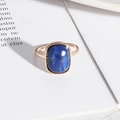 Detailopname van een vintage gouden ring met een natuurlijke ovale blauwe lapis lazuli - Lapis lazuli
