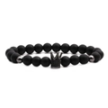 Matte zwarte stenen kralen armband met kroon hanger op een heldere witte achtergrond - Gun black