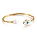 Brazalete abierto dorado con perla blanca y amuleto de mano de Fátima ojo - Dorado