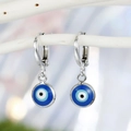 Orecchini a cerchio in argento con ciondoli malocchio turco su espositore a ramo - Argento & Blu