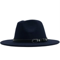 Détail d'un chapeau fedora bleu marine en laine avec ruban cuir et boucle argentée - Bleu marine