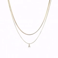 Detalle de un collar de doble capa dorado con un colgante de letra A micro-pavé - Dorado Doble Capa-Letra A