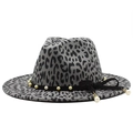 Détails d'un chapeau fedora léopard gris avec décorations en perles et nœud noir élégant - gris foncé