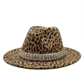 Detail eines Fedora-Hutes mit Leopardenmuster, besetzt mit Nieten und funkelnden Strasssteinen - M (56-58cm) / Hellorange