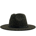 Détail d'un chapeau fedora à imprimé léopard avec clou doré et ruban noir élégant - M (56-58cm) / Vert Armée Léopard