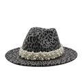 Détail du chapeau fedora gris à imprimé léopard avec une chaîne de perles blanches - Gris clair