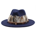 Dettaglio di cappello fedora blu scuro con decorazione piuma e cinturino bohémien - Blu navy