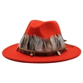 Dettaglio cappello in feltro rosso con piume naturali e rifiniture di perline boho - Rosso Arancio
