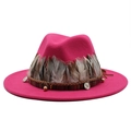 Dettaglio del cappello fedora in lana magenta con fascia etnica, piume e ciondoli in metallo - Rosa Rosso