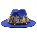 Dettaglio cappello fedora in lana blu con piume naturali e nastro intrecciato bohémien - Blu Zaffiro
