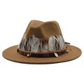 Cappello fedora in feltro marrone a tesa larga con piume e ciondoli bohémien - Caffè Chiaro