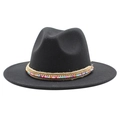 Detail eines schwarzen Fedora-Hutes mit buntem Perlenband im Bohemian-Stil und Strass - M (55-58cm) / Schwarz