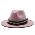 Dettaglio cappello fedora in lana rosa con fascia etnica, perline e pendenti in bronzo - Rosa