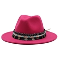Dettaglio di cappello fedora in lana con perle turchesi e nappa con monete metalliche - Rosa Rosso