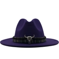 Détail d'un chapeau en laine avec ruban ethnique et ornement métallique de tête de buffle - Violet