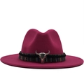 Détail du chapeau de cowboy en laine avec ruban ethnique et crâne de taureau - Rose rouge