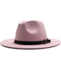 Chapeau fedora en feutre rose avec ruban en cuir noir et boucle dorée style rétro - Rose