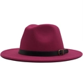 Détail du chapeau Fedora en feutre de laine rouge rose foncé avec ceinture en cuir noir - Rose rouge