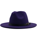 Détail du chapeau en feutre violet avec bande en cuir noir et boucle en métal doré - Violet