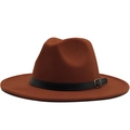 Détail d'un chapeau fedora en laine caramel avec bande en cuir noir et boucle dorée - Caramel