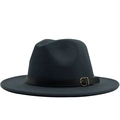 Détail du chapeau fedora en laine gris anthracite avec bandeau cuir noir et boucle dorée - Gris clair
