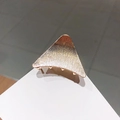 Minimalistische geometrische Dreieck-Haarklammer aus roségoldenem Metall mit Textur - 3# Gebürstetes Dreieck