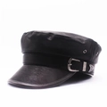 Klassische schwarze Leder-Schirmmütze mit silberner Schnalle in 45-Grad-Seitenansicht - M (56-58cm) / Schwarz