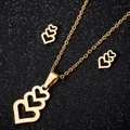 Set gioielli dorato con collana a tre cuori intrecciati e orecchini a lobo coordinati - Stile 006 (Triple Cuori) / Oro