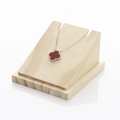 Rote Kleeblatt-Halskette mit Silberkette auf einem dreieckigen Schmuckständer aus Holz - SM1909 Dreieckshalskettenständer