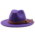 Detailansicht eines dunkelvioletten Wollfilzhutes mit braunem Lederband für Herren - M (55-58cm) / Lila