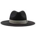 Primer plano de un sombrero fedora de paja negra con una elegante cinta a rayas blancas - M (56-58cm) / Negro