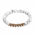Pulsera minimalista de turquesa blanca con detalles de metal oro rosa sobre fondo blanco - Oro rosa