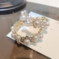 Eleganti orecchini a cerchio a C dorati con perle e strass su una carta da esposizione - Stile Perla e Strass Oro (Perno in Argento S925)