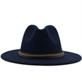 Detail van donkerblauwe wollen fedora hoed met een bruine gevlochten decoratieve band - Eén Maat / Marineblauw