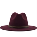 Detail van bordeauxrode wollen fedora hoed met een lichtbruine geweven decoratieve band - Eén Maat / Bordeauxrood
